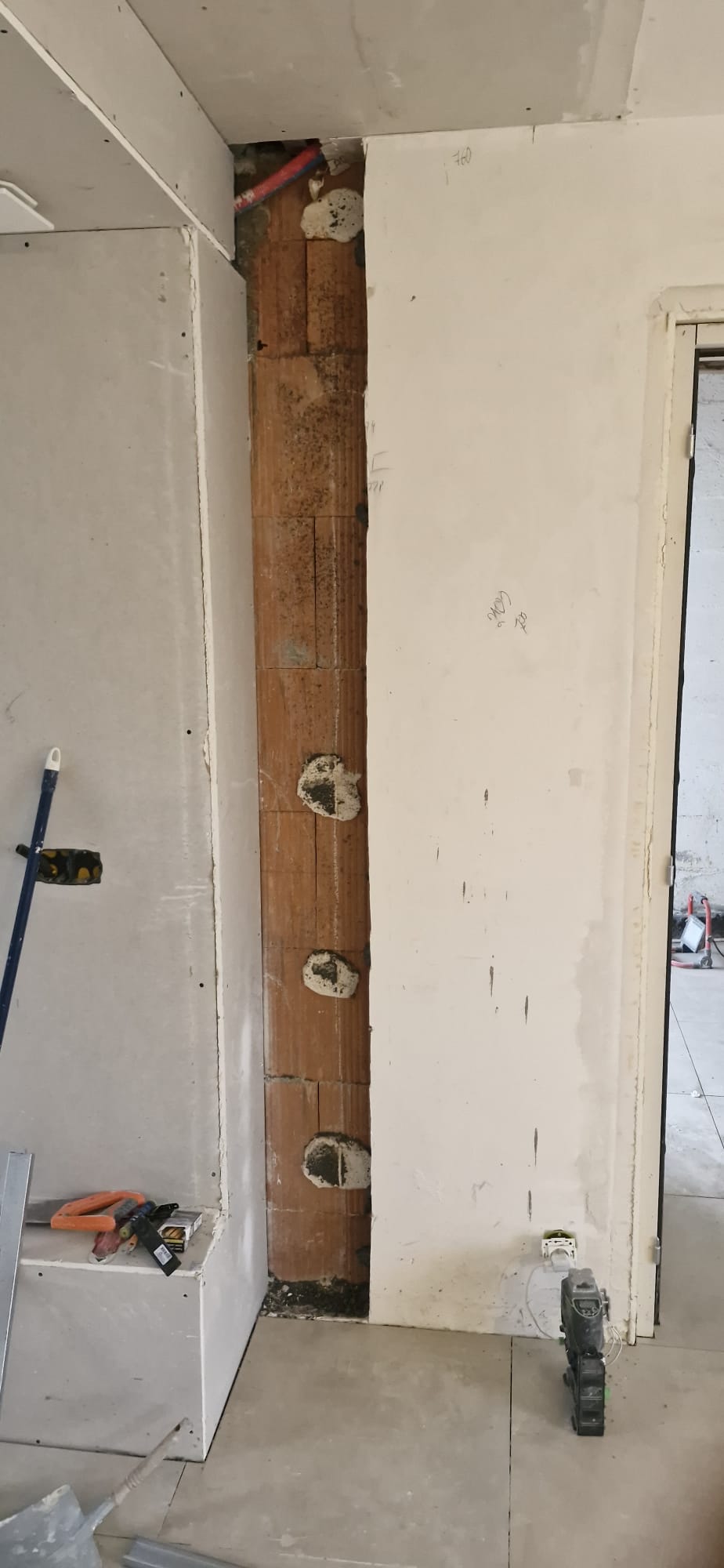 Doublage en cours sur mur de briques anciennes — préparation avant pose du placo