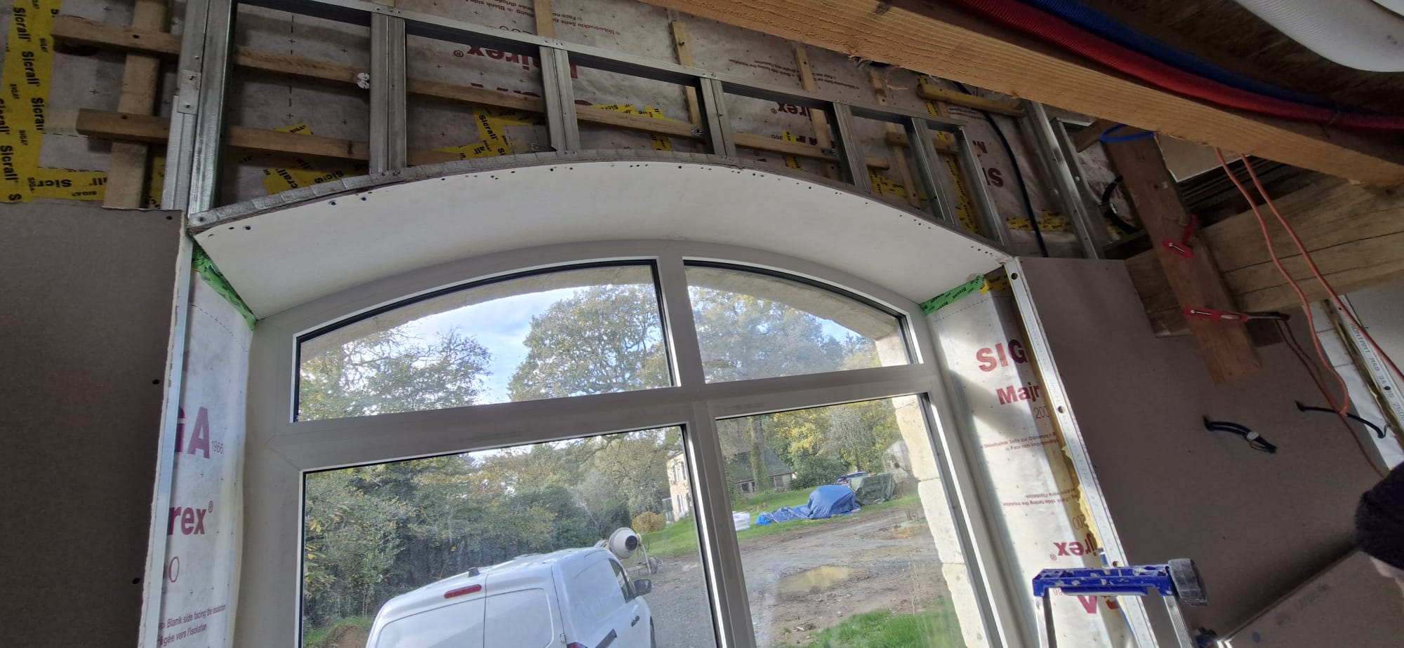 Encadrement placo d'une fenêtre cintrée avec cintrage sur mesure — travail de plaquiste sur maison de caractère