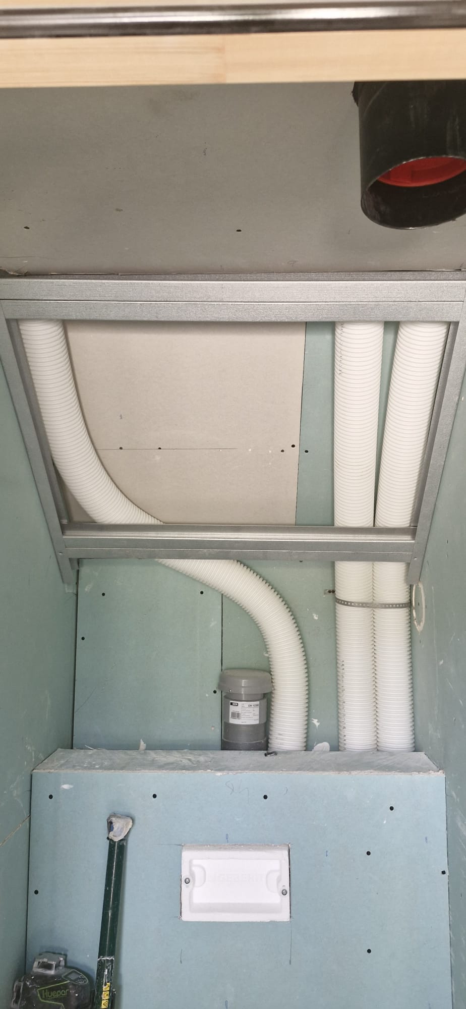 Intégration des gaines VMC dans un caisson placo hydrofuge en salle de bains
