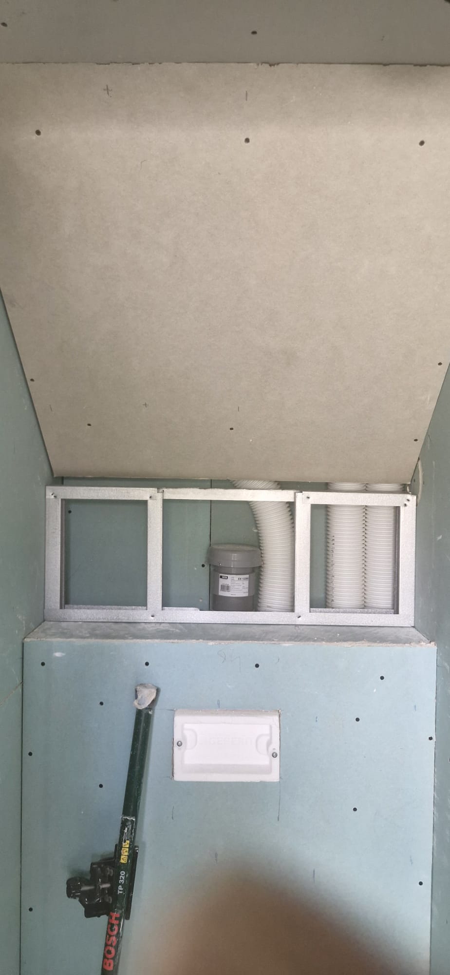 Plafond en placo avec intégration des gaines techniques (VMC, électricité)