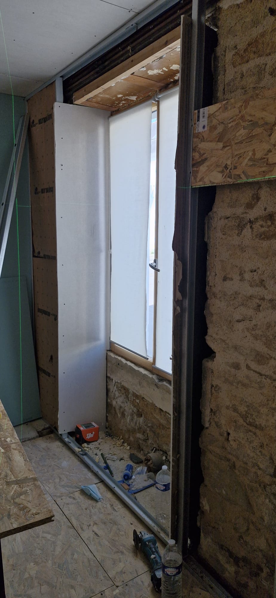 Encadrement de fenêtre en placo sur mur en pierre — rénovation d'une maison ancienne