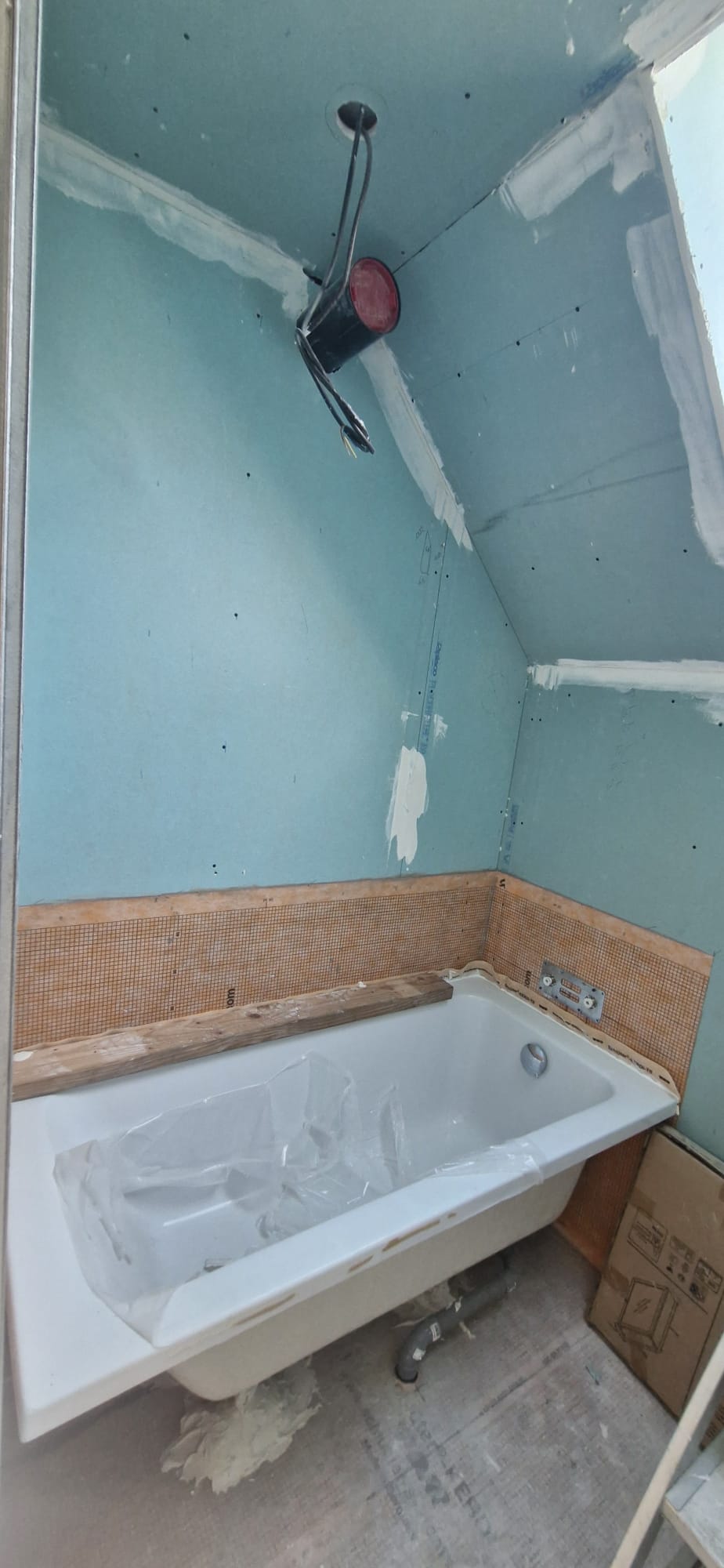 Salle de bains sous combles avec placo hydrofuge (vert) posé par A2BS