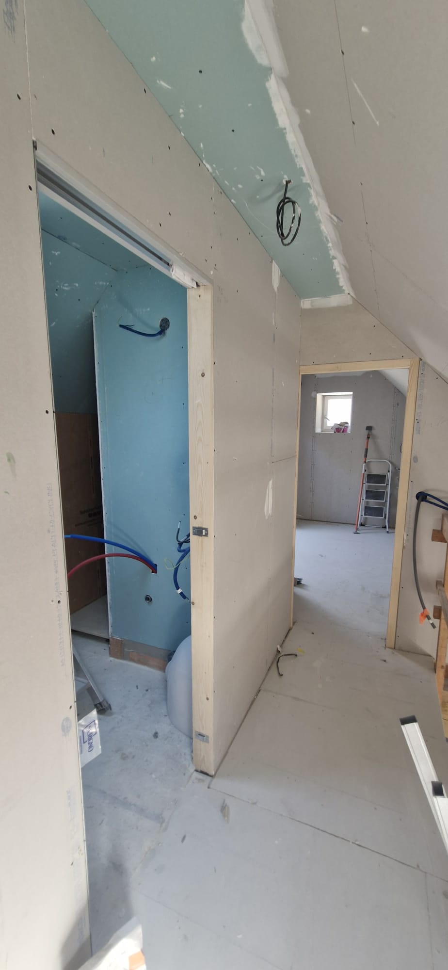 Couloir aménagé dans les combles avec cloisons placo et huisseries bois