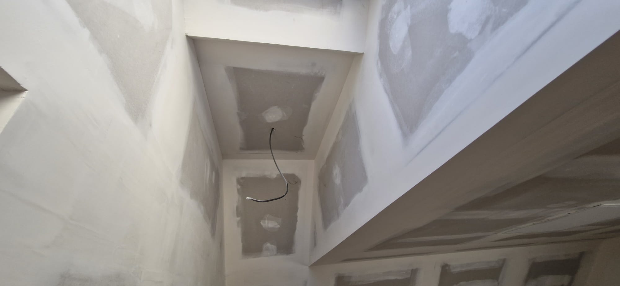 Traitement des bandes et joints sur plafond placo — finitions prêtes à peindre