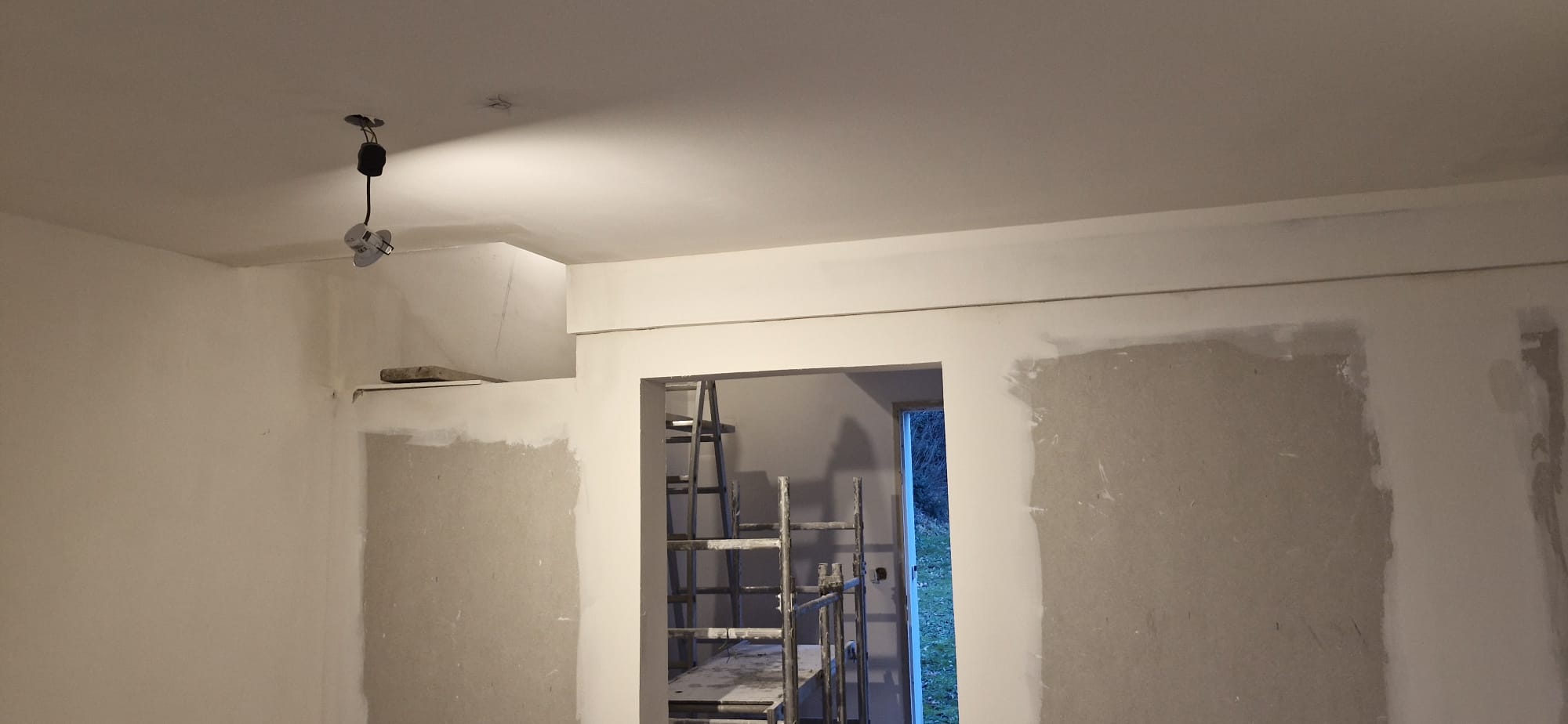 Plafond en placo entièrement lissé et prêt à peindre après pose et enduits