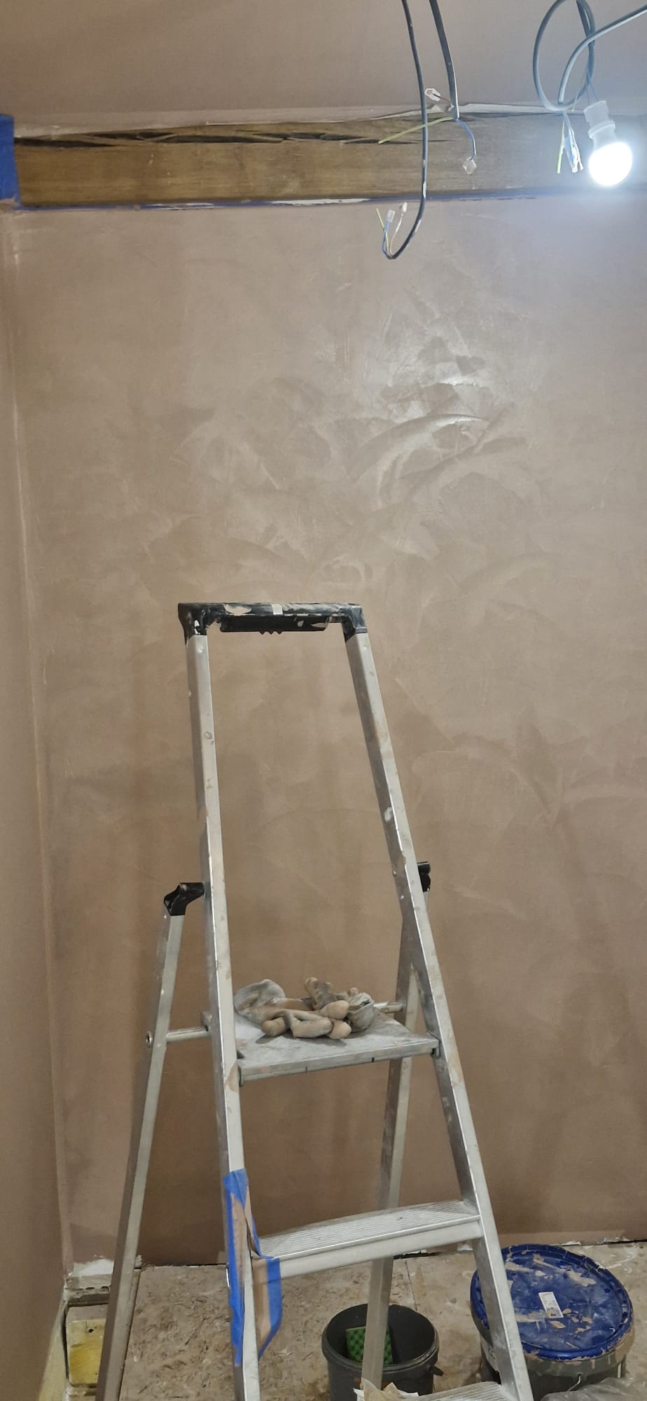 Enduit de lissage sur mur intégrant une poutre bois apparente — finition prête à peindre