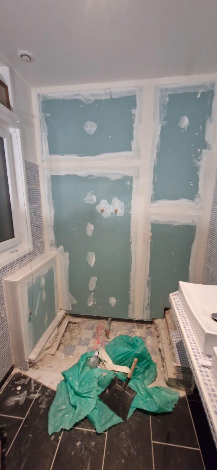 Bandes et enduits sur placo hydrofuge dans une salle de bains — préparation avant carrelage
