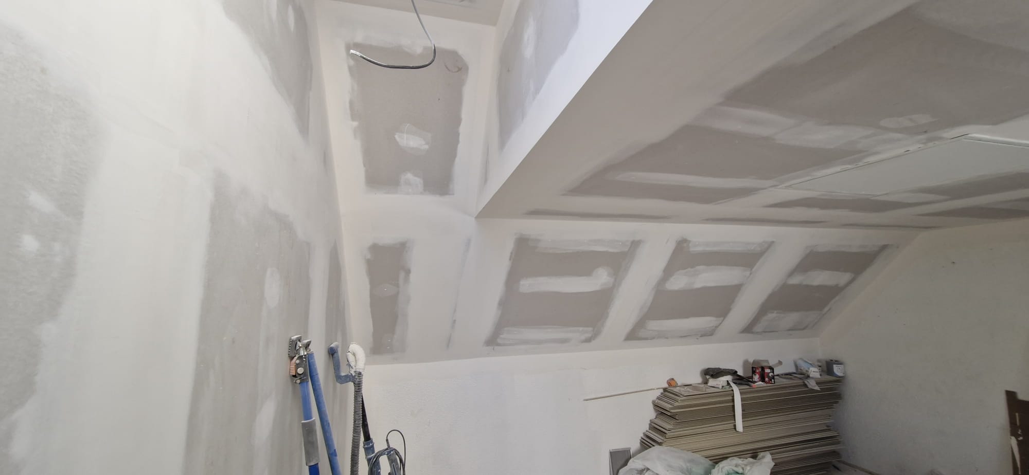 Bandes et enduits sur plafond de combles aménagés avec rampant