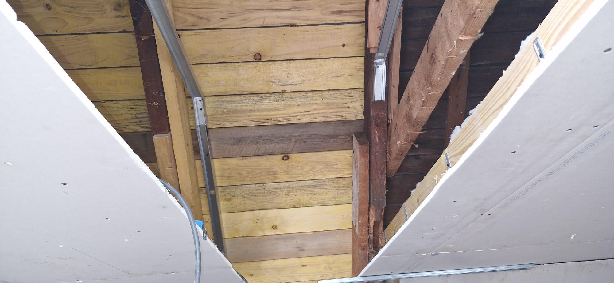 Pose des rails métalliques sous plancher bois d'origine pour plafond placo