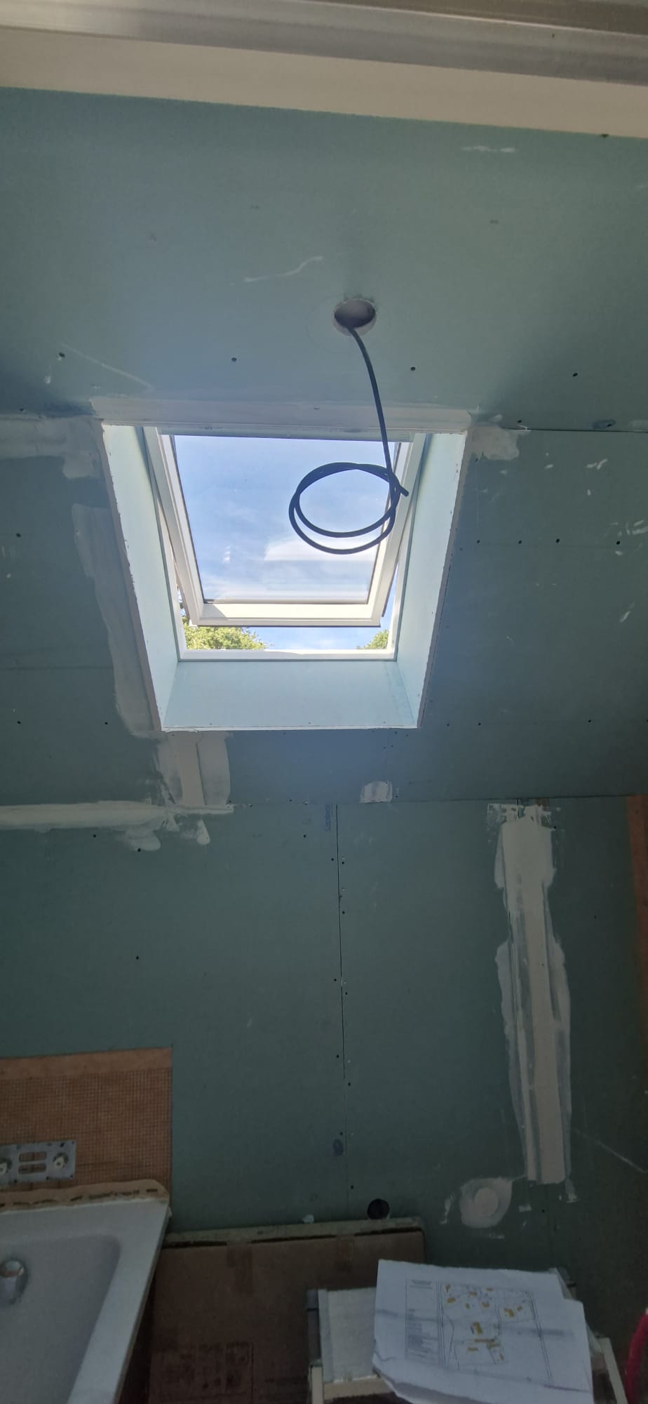 Salle de bains dans les combles avec Velux et placo hydrofuge