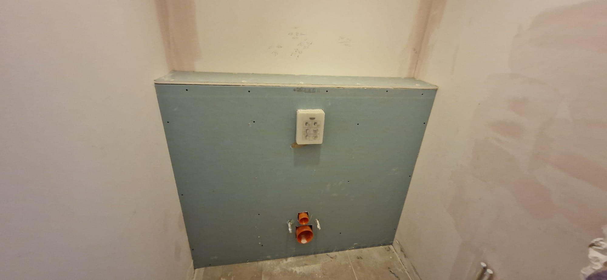 Coffrage en placo hydrofuge (vert) pour habillage d'un WC suspendu — travaux A2BS