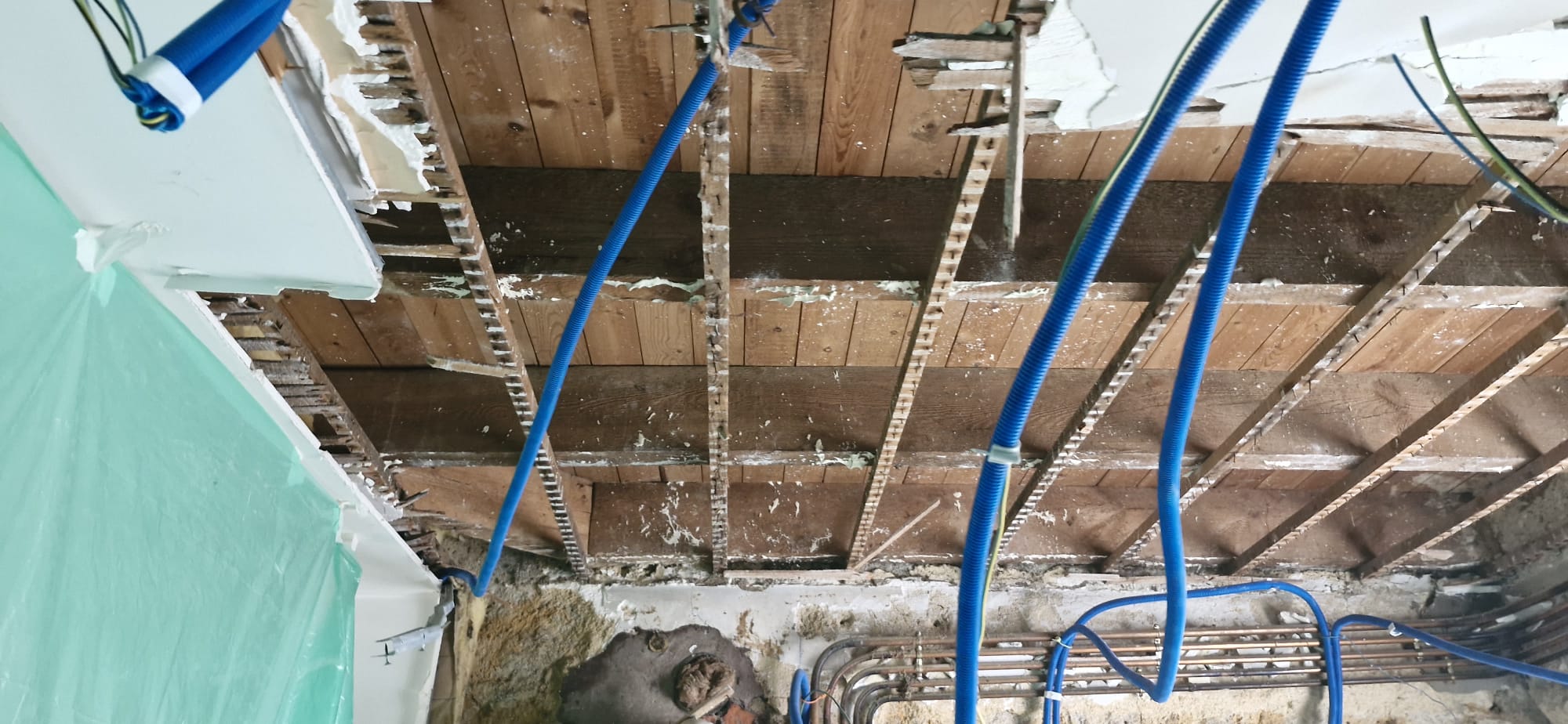 Dépose du plafond ancien et passage des gaines électriques sur solives bois