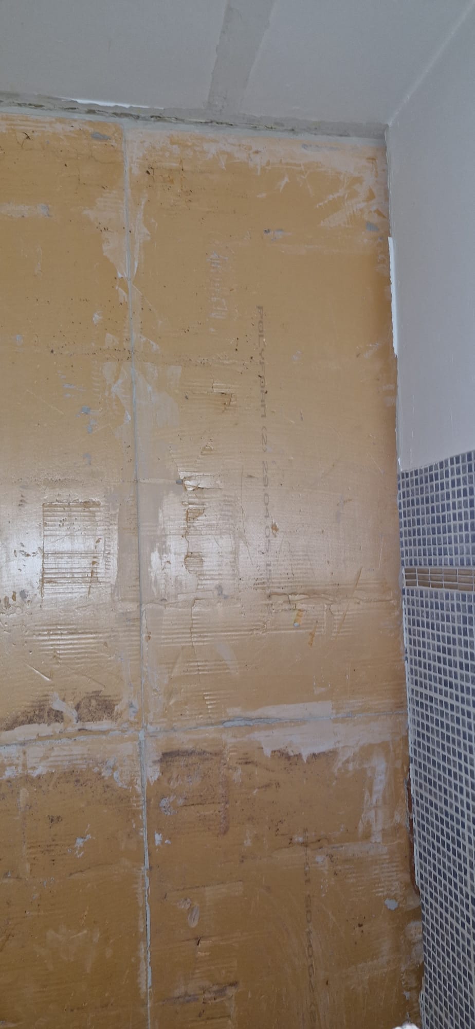 Dépose du carrelage et préparation du support avant réfection complète d'une salle d'eau