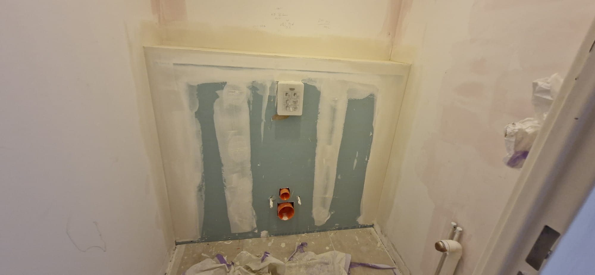 Traitement des bandes et joints sur coffrage placo hydrofuge dans un WC