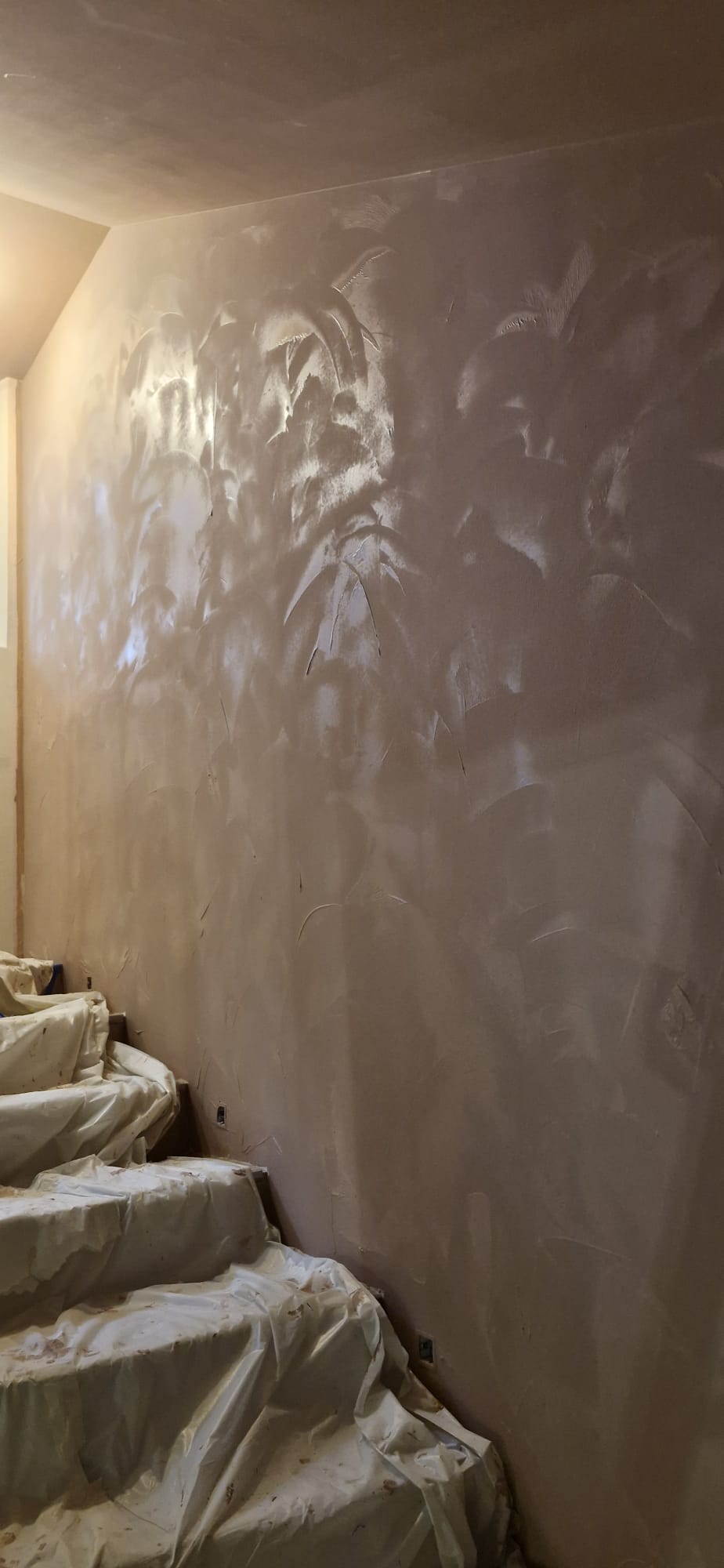 Enduit de lissage sur mur de couloir — finition prête à peindre par A2BS