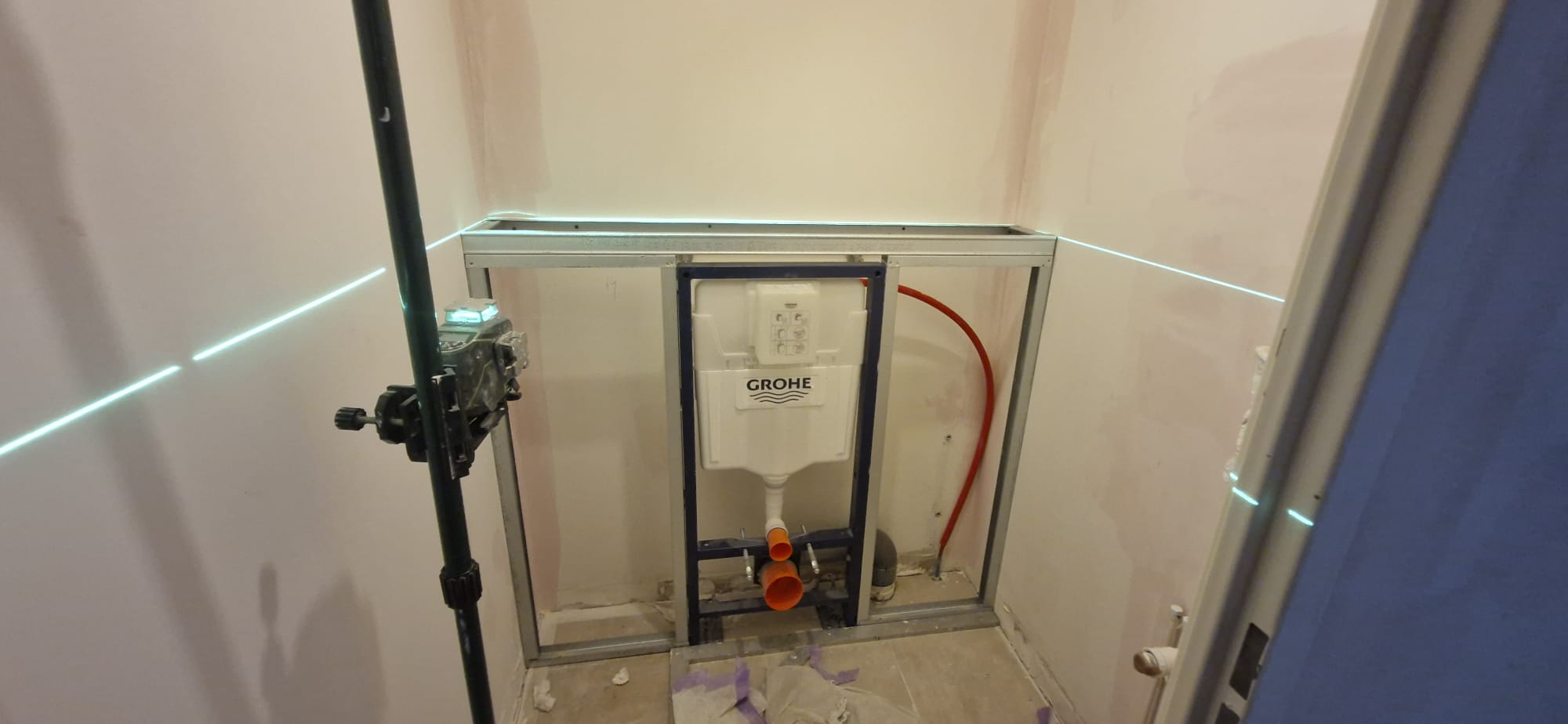Pose d'un bâti-support Grohe pour WC suspendu avec ossature métallique et alignement laser