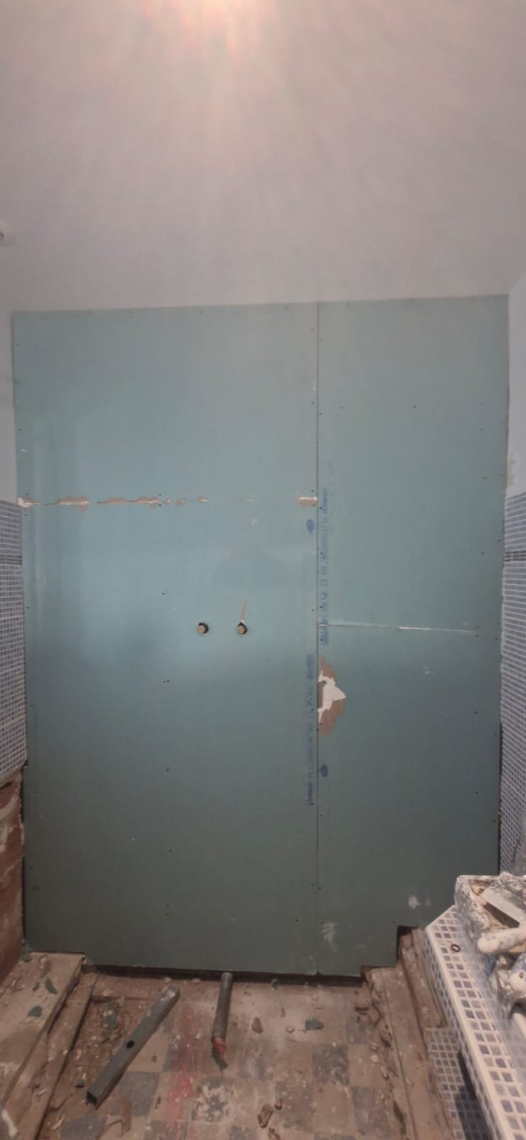 Salle de bains : pose de placo hydrofuge (vert) sur emplacement de douche à l'italienne